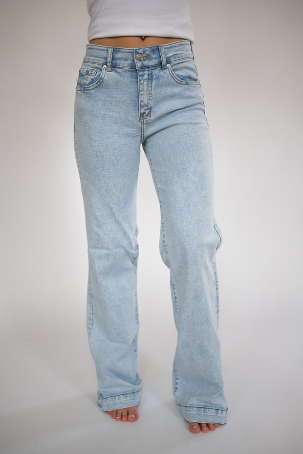 SIGNATURE TROUSER LIGHT WASH